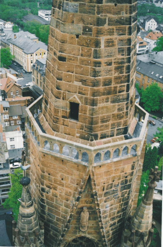 Blick auf den Nordturm von der Spitze des Südturms aus